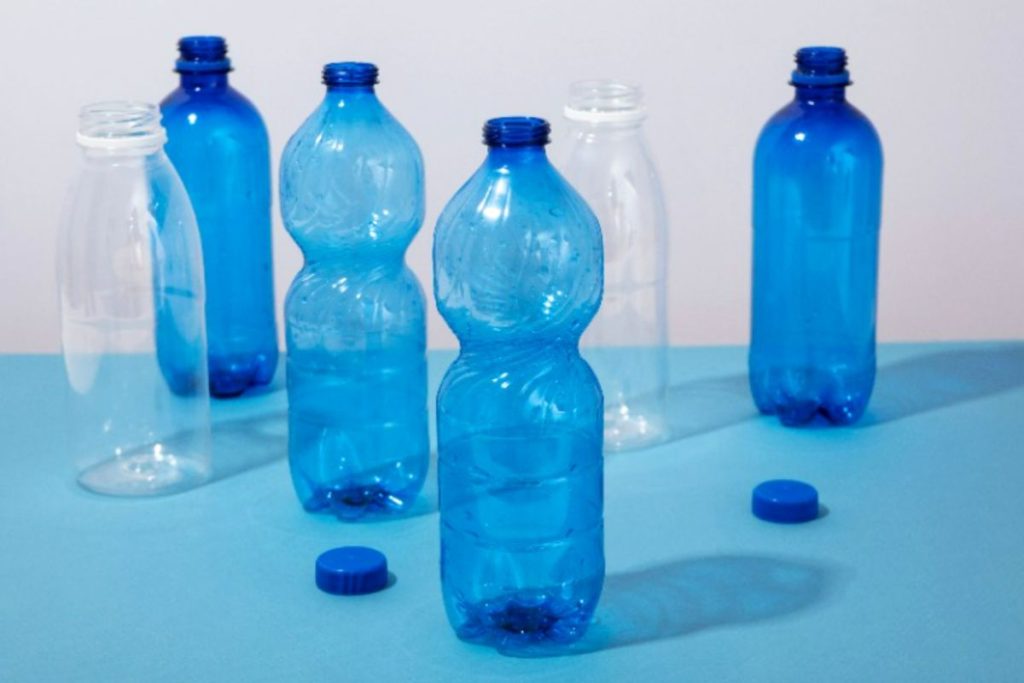 Glass bottles release more microplastics than plastic or aluminum: a French study shakes up assumption